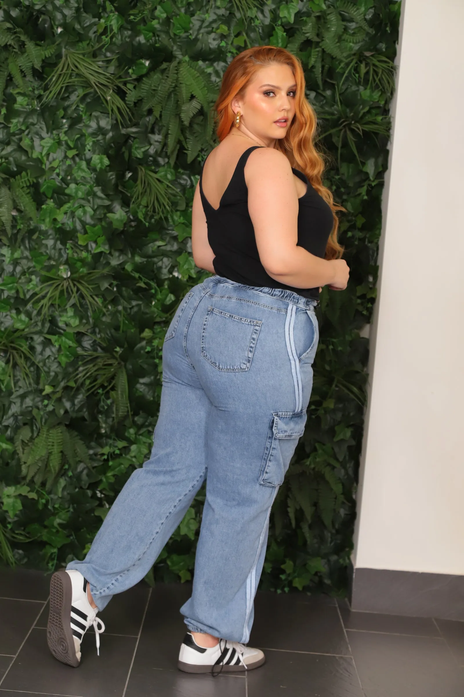 PANTALON CARGO DAMA,PARASHUTE AZUL EN DENIM LIVIANO RIGIDO, TENDENCIA SPORTY PANTS CON SESGOS BLANCOS EN EL  COSTADO, TIRO MEDIO, MODA COLOMBIANA  REF 9753 PL