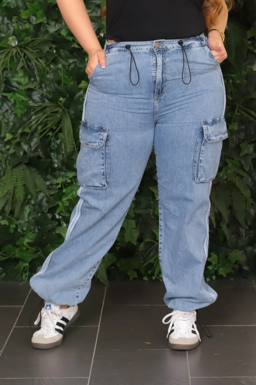 PANTALON CARGO DAMA,PARASHUTE AZUL EN DENIM LIVIANO RIGIDO, TENDENCIA SPORTY PANTS CON SESGOS BLANCOS EN EL  COSTADO, TIRO MEDIO, MODA COLOMBIANA  REF 9753 PL
