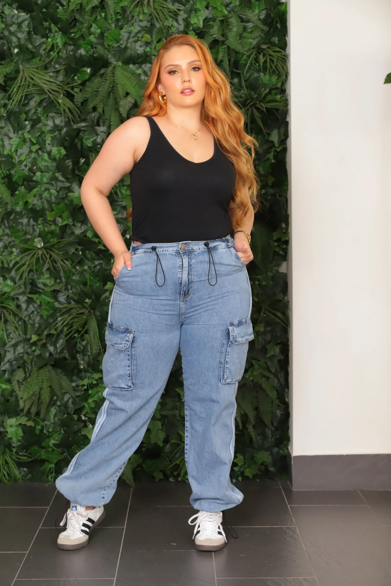 PANTALON CARGO DAMA,PARASHUTE AZUL EN DENIM LIVIANO RIGIDO, TENDENCIA SPORTY PANTS CON SESGOS BLANCOS EN EL  COSTADO, TIRO MEDIO, MODA COLOMBIANA  REF 9753 PL