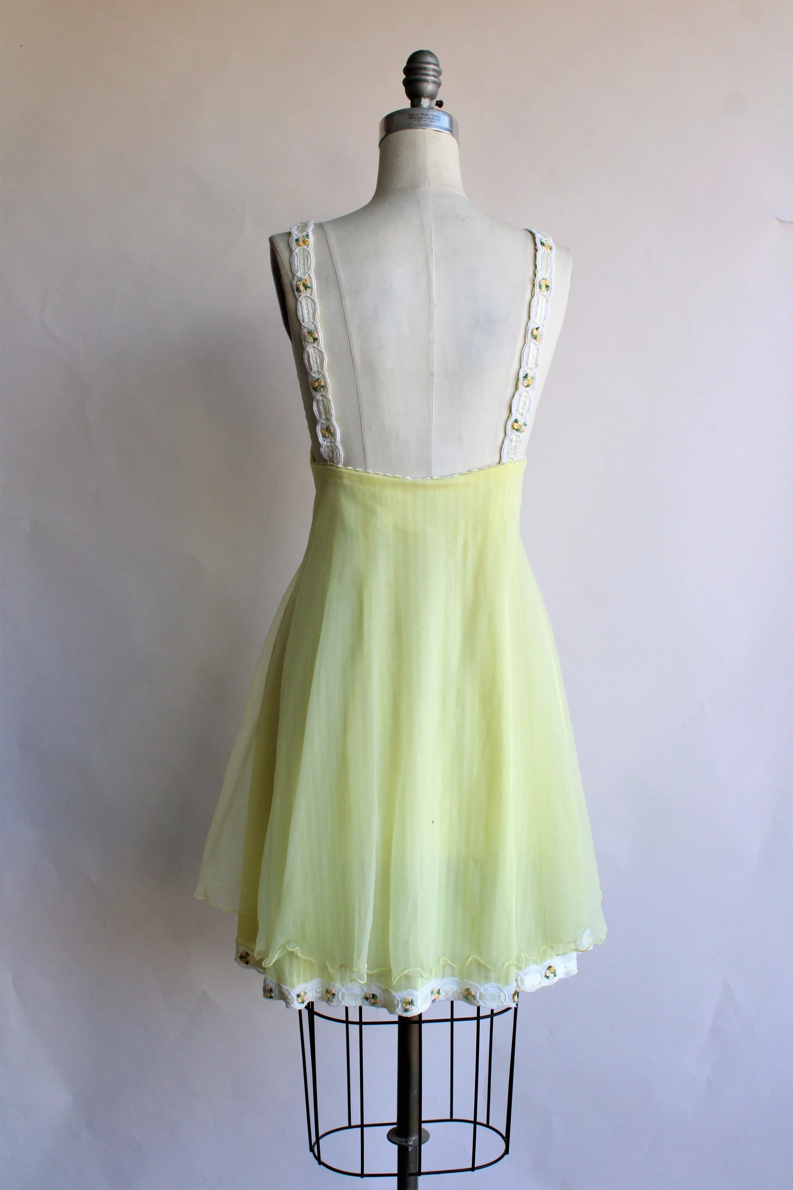 Vintage 1960s Yellow Babydoll Nightie